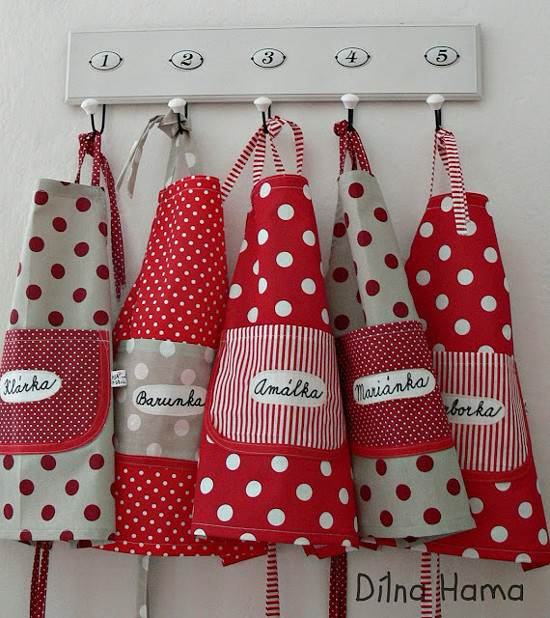 červené zástěrky se jmény holčiček