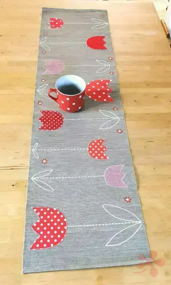 Béžový běhoun na stůl