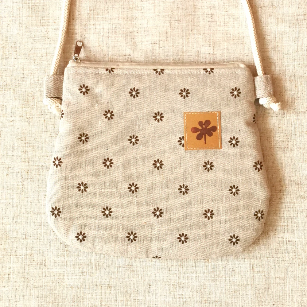 Crossbody taštička HNĚDÉ KYTIČKY