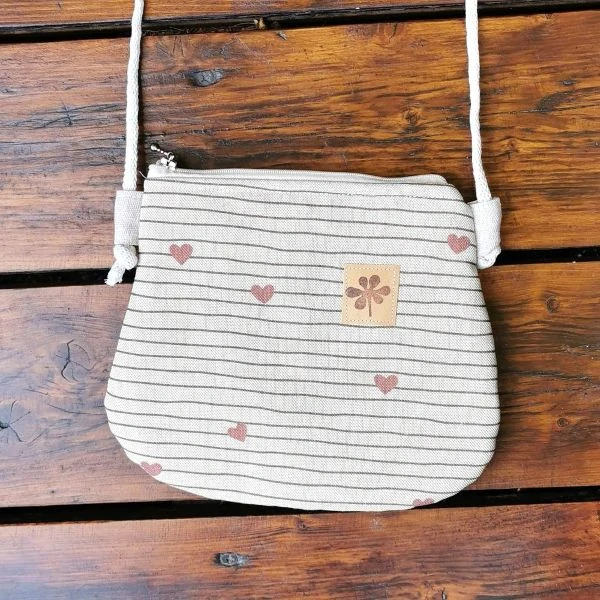 Crossbody taštička SRDÍČKA V PROUŽCÍCH