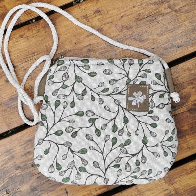  Crossbody taštička LÍSTEČKY