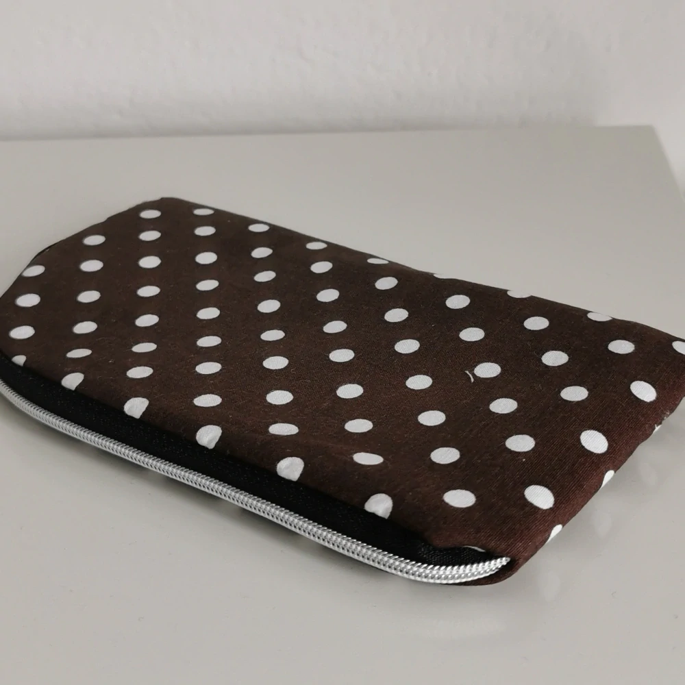 Pouzdro na telefon PUNTÍKY