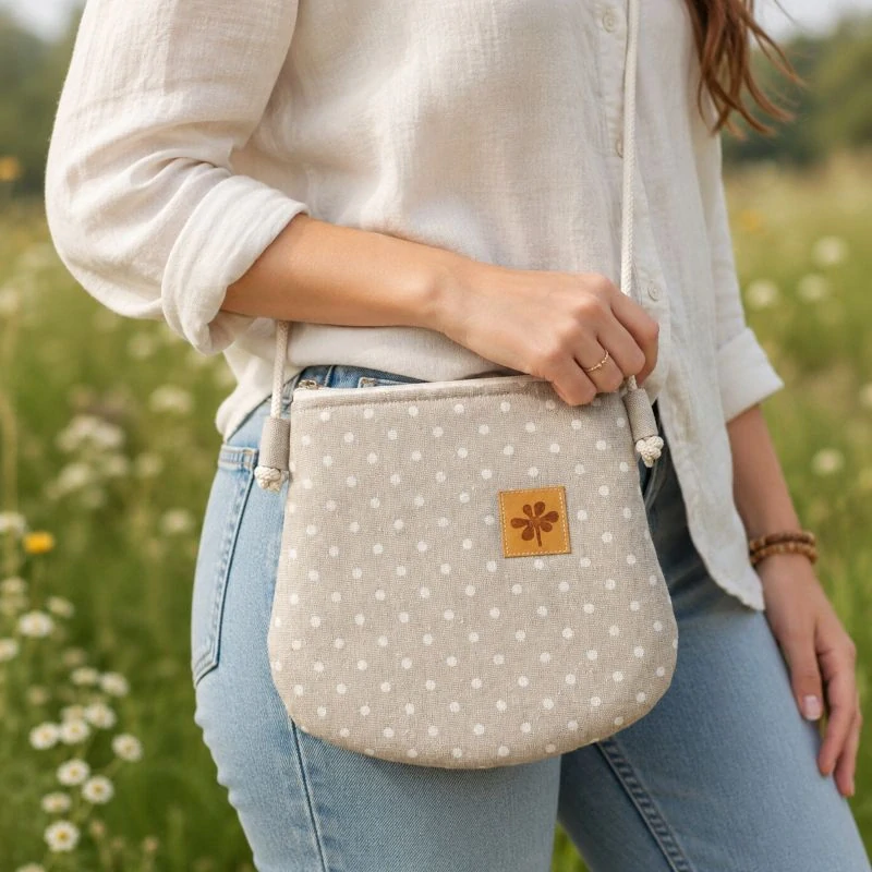  Crossbody taštička PUNTÍKY