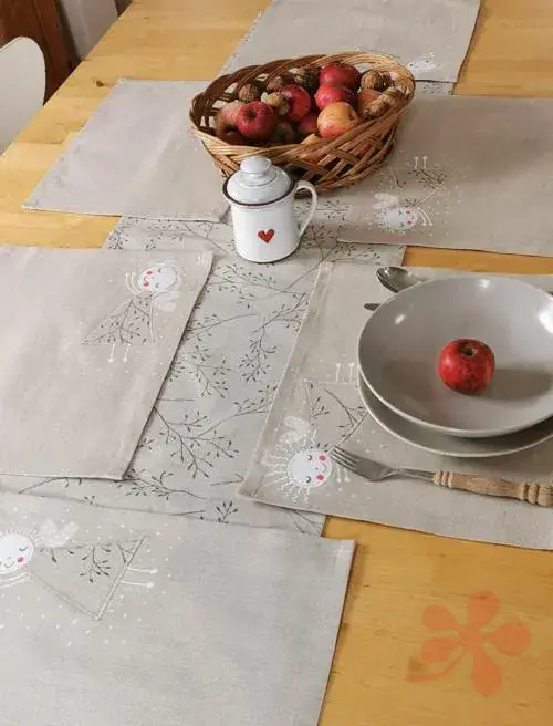 Běhoun a prostírání ANDĚLÍČCI sněží, malá