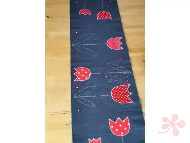 Šedý běhoun na stůl