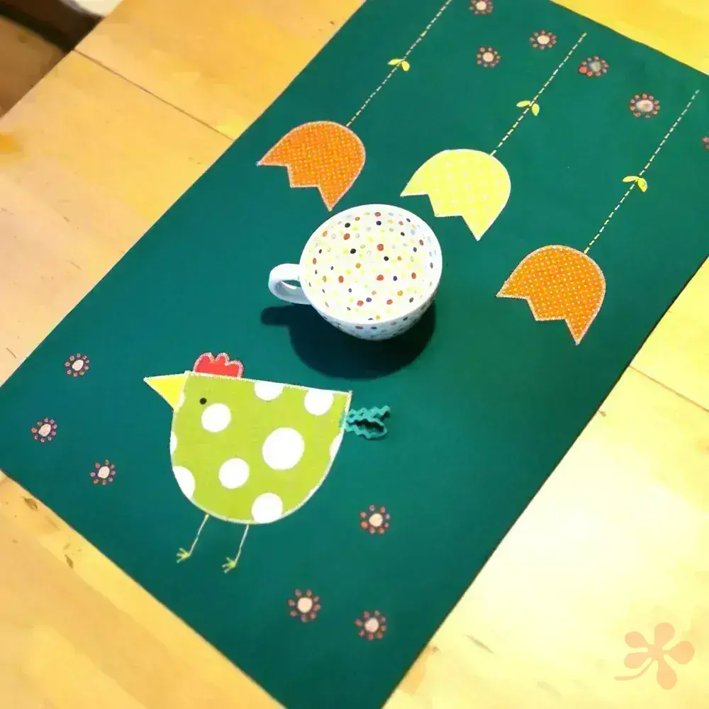 Zelený běhounek na stůl 