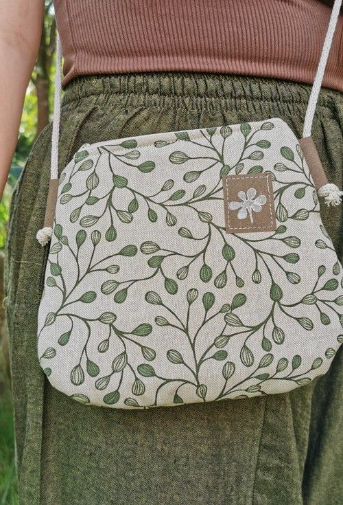  Crossbody taštička LÍSTEČKY