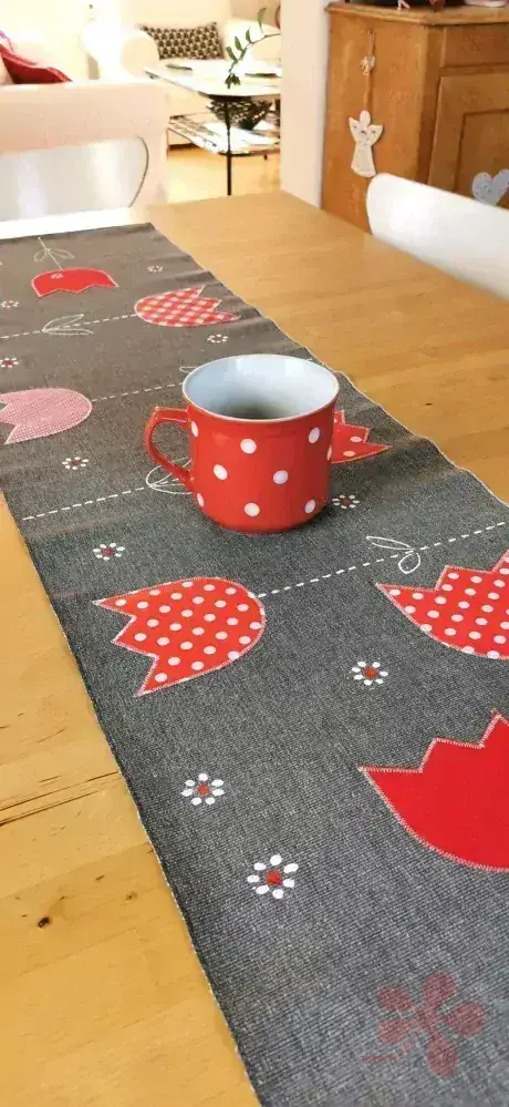 Šedý běhoun na stůl