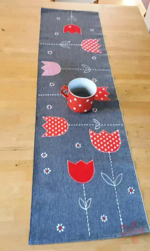 Šedý běhoun na stůl