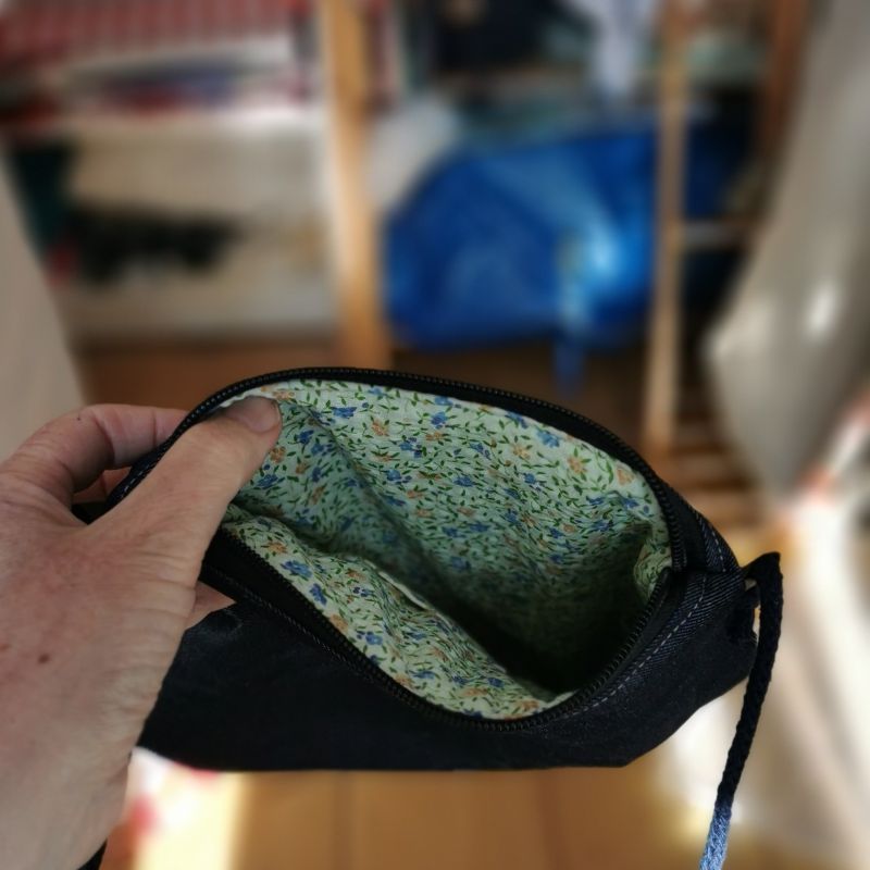 Crossbody taštička DŽÍNOVÁ