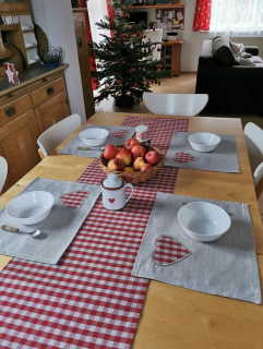 Prostírání, běhoun SRDCE