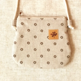 Crossbody taštička HNĚDÉ KYTIČKY