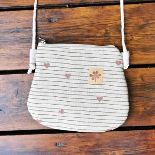 Crossbody taštička SRDÍČKA V PROUŽCÍCH