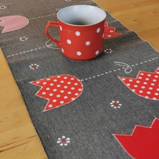 Šedý běhoun na stůl