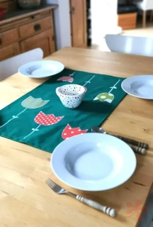 Zelený běhounek na stůl 